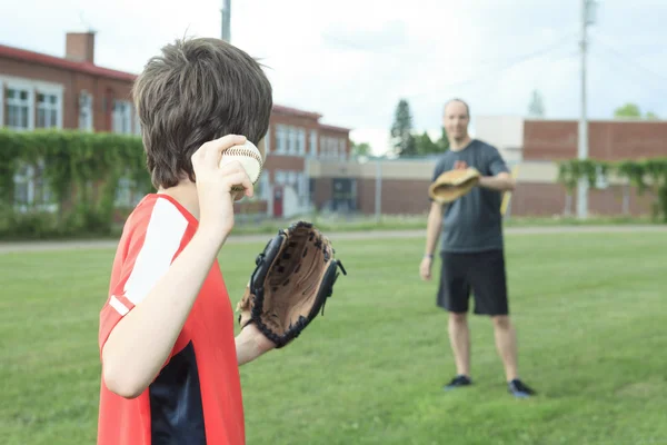 Porträtt av en ung baseballspelare i ett fält — Stockfoto