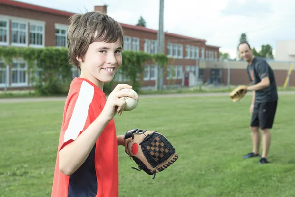Portrait d'un jeune joueur de baseball dans un champ — Photo