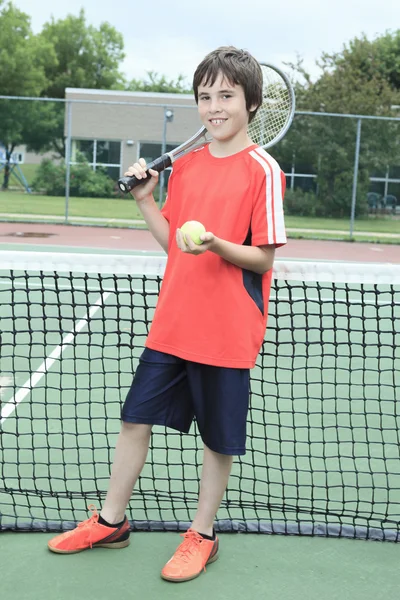 Мальчик теннисист учится играть в теннис — стоковое фото