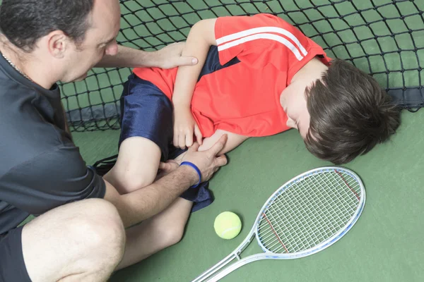 Мальчик теннисист, который имеет травму — стоковое фото
