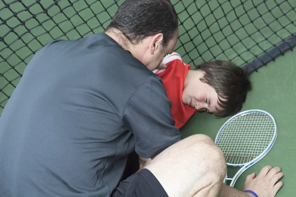 Pojke tennisspelare som har en skada — Stockfoto