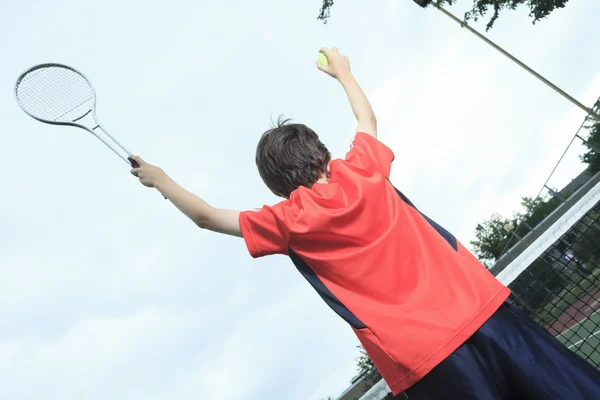 Menino jogador de tênis aprender a se preparar para jogar tênis — Fotografia de Stock