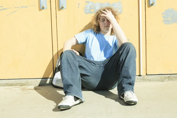 Triste chico solitario en el patio de la escuela — Foto de Stock