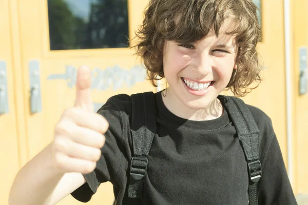 Estudiantes de secundaria que estudian al aire libre en el campus —  Fotos de Stock