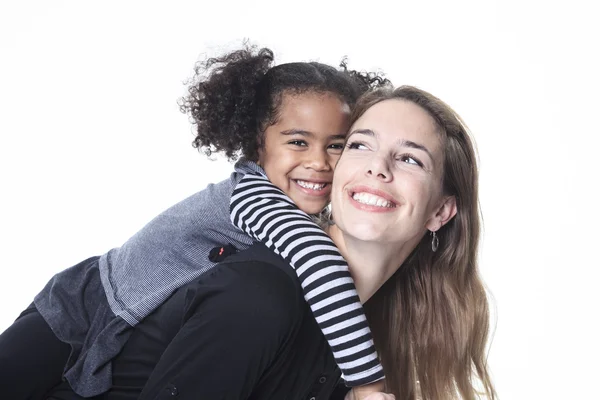 Een portret van gelukkig vrolijke Afrikaanse familie geïsoleerd op witte ba — Stockfoto