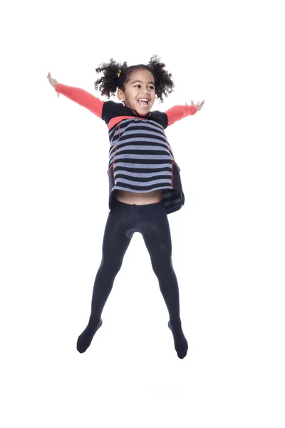 Un lindo afroamericano pequeño salto niño aislado en blanco backgr —  Fotos de Stock