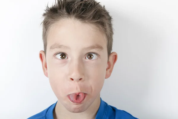 Schattige jongen maken grappige gezicht, geïsoleerd op een witte achtergrond. Studio — Stockfoto