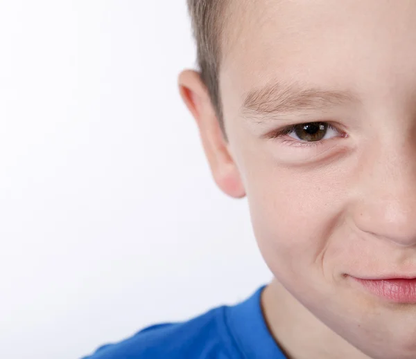 Foto de adorable joven feliz niño mirando a la cámara. —  Fotos de Stock