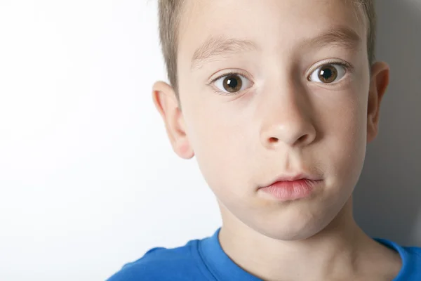 Foto van schattige jonge gelukkige jongen op zoek naar camera. — Stockfoto