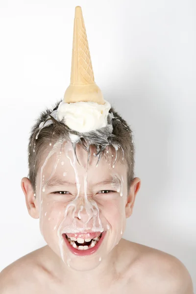 En gutt med iskrem på hodet isolert på hvitt – stockfoto