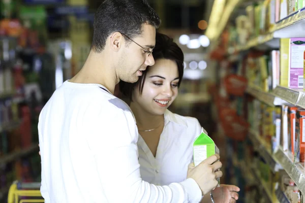 Young Family couple choosing food in supermarket. — Stock Photo, Image