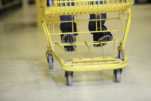 Pasangan muda memilih makanan di supermarket . — Stok Foto