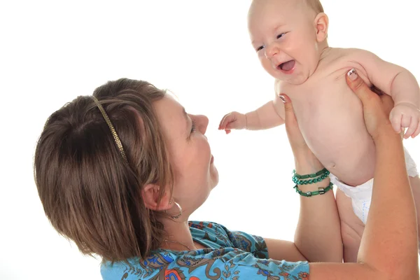 Familia feliz, madre sosteniendo al niño adorable bebé, sonriendo y abrazando, cerca de la frontera, belleza de la sonrisa, mujer aislada en blanco, niño sano mamá alegre, expresando emociones de amor —  Fotos de Stock