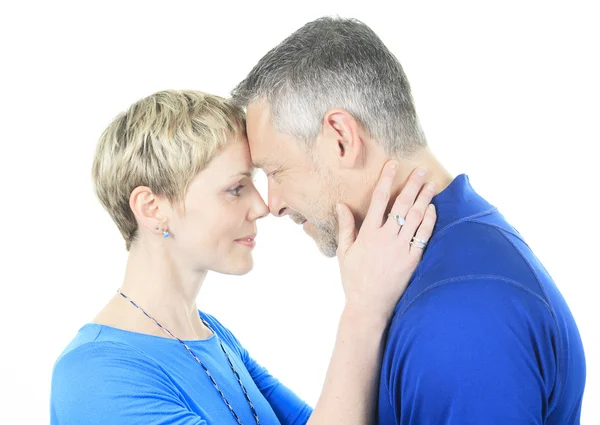 Una pareja reflexiva abrazándose - aislado sobre blanco —  Fotos de Stock