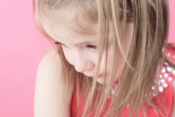 Een leuke manier beetje pop meisje in roze achtergrond — Stockfoto