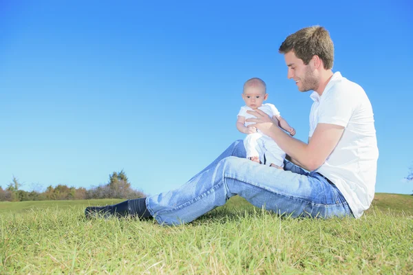 Щасливий батько і його маленький син на літньому полі — стокове фото