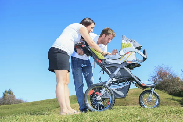 En lycklig ung familj med liten pojke utomhus — Stockfoto