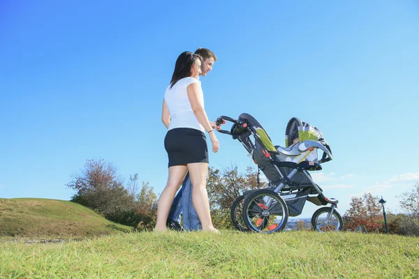 幸せな若い家族は屋外の小さな男の子と — ストック写真