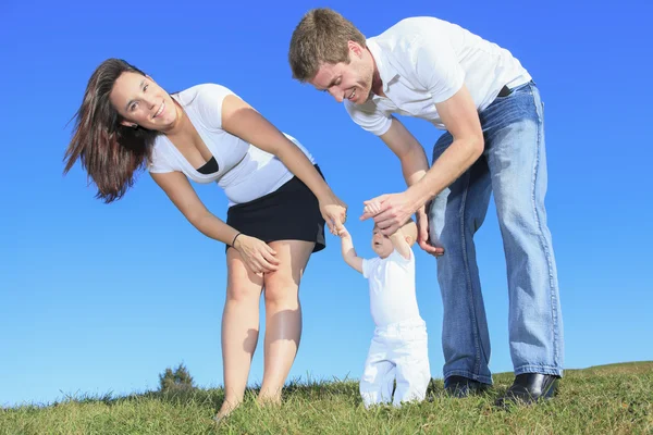 Une jeune famille heureuse avec un petit garçon à l'extérieur — Photo