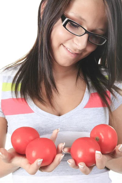 Mooi close-up portret van jonge vrouw met tomaat. Gezonde — Stockfoto