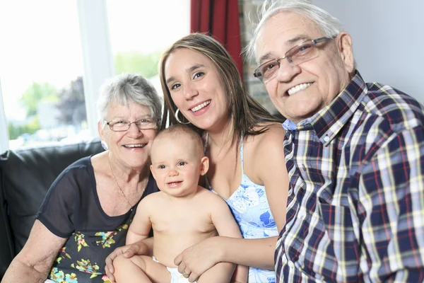 Porträt eines glücklichen, reifen Paares mit Tochter und Enkelin — Stockfoto