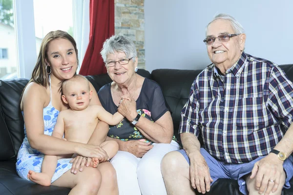 Retrato de pareja madura feliz con hija y nieta —  Fotos de Stock