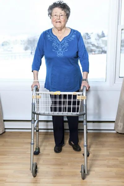 Ett 80-tal ledande person är walker — Stockfoto