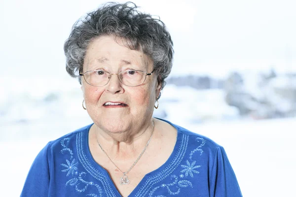 Ett porträtt av en 90 år gammal senior i är lägenhet — Stockfoto