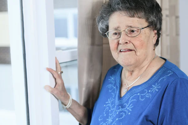 Egy magányos 90 éves nagymama az apartman — Stock Fotó