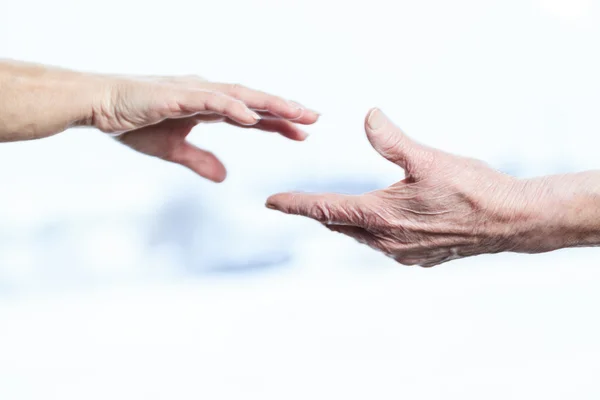 Una mano trata de agarrar otra mano —  Fotos de Stock