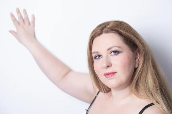 Une femme de mode en fond blanc studio — Photo