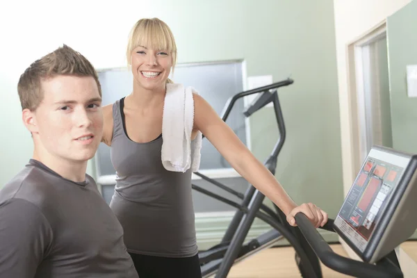 Sportliches junges Paar im Fitnessstudio beim Training — Stockfoto
