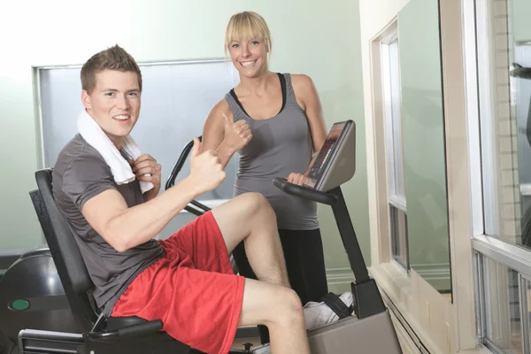 Jóvenes pareja atlética en el gimnasio en el entrenamiento — Foto de Stock