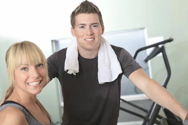 Jóvenes pareja atlética en el gimnasio en el entrenamiento — Foto de Stock