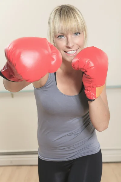 Spor ve boks yaparken güzel bir kadın. — Stok fotoğraf