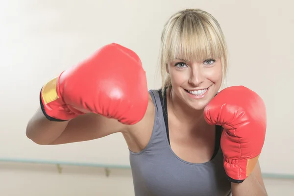 Spor ve boks yaparken güzel bir kadın. — Stok fotoğraf