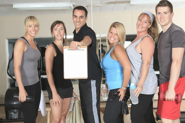 Fitness und Fitness. eine glückliche Gruppe von Menschen — Stockfoto