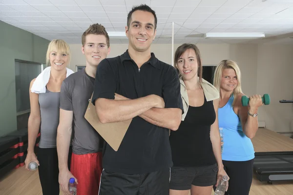Gym och Fitness. En glad grupp människor — Stockfoto