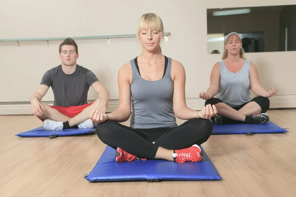 A Attractive young people meditate at gym — Stock Photo, Image