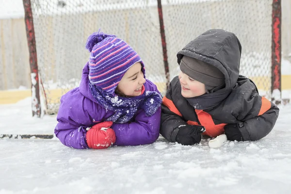 Retrato de niño feliz en sombrero de invierno — Foto de Stock