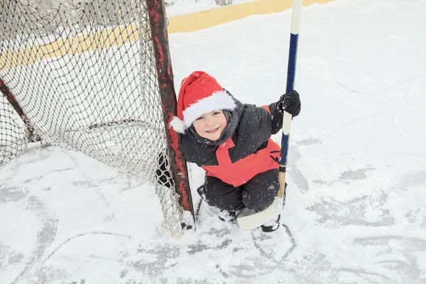 Um retrato de criança feliz no inverno jogar hóquei — Fotografia de Stock