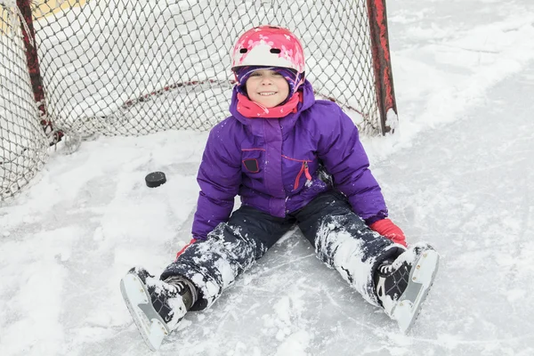 Primeira neve. menina gosta da chegada do inverno — Fotografia de Stock