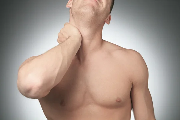 Hombre joven con dolor de cuello, aislado en blanco —  Fotos de Stock