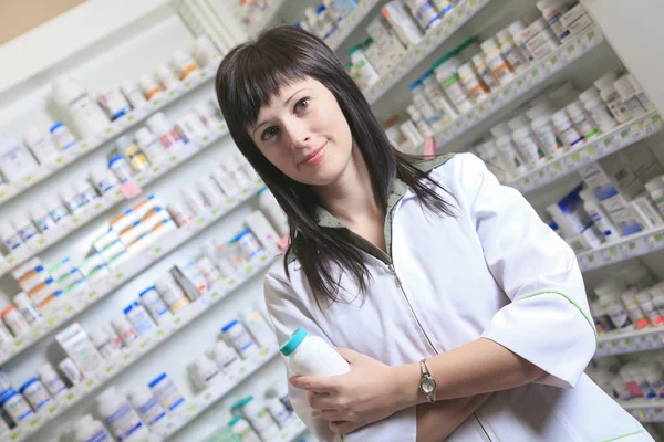 A nő gyógyszerész, a gyógyszertár helyen — Stock Fotó