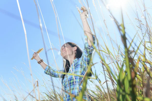 Una donna che regge spaghetti sopra il cielo — Foto Stock