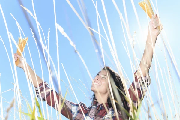 Una donna che regge spaghetti sopra il cielo — Foto Stock