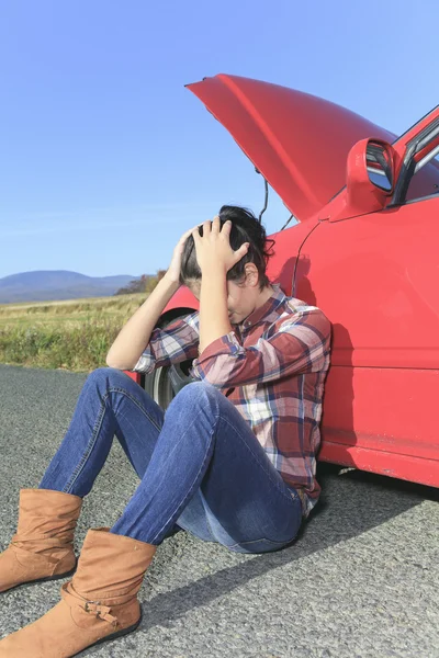 Kobieta o problem samochód na poboczu drogi — Zdjęcie stockowe