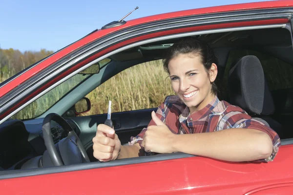 Uma bela mulher sentada em seu carro novo, segurando as chaves . — Fotografia de Stock