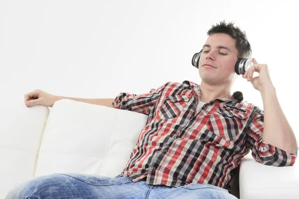 Un chico guapo disfrutando de la música en los auriculares , — Foto de Stock