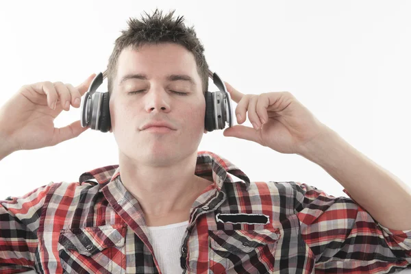 Un chico guapo disfrutando de la música en los auriculares , — Foto de Stock